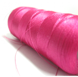 bobine de fil rose